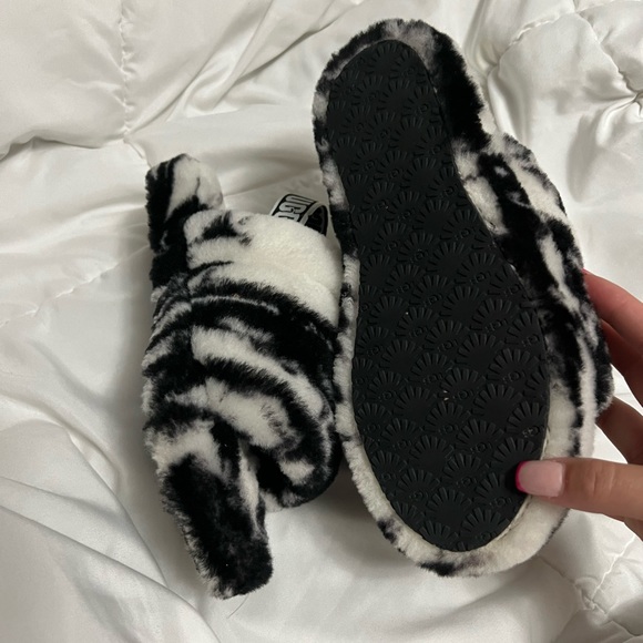UGG Black & White Fluff Yeah Slippers - Picture 3 of 4